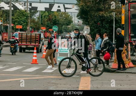 Der Bürgermeister von Bogotá ermöglicht einen speziellen Radweg, um den Transmilenio zu entschärfen, um die von Covid-19 verursachten Infektionen zu mildern Stockfoto