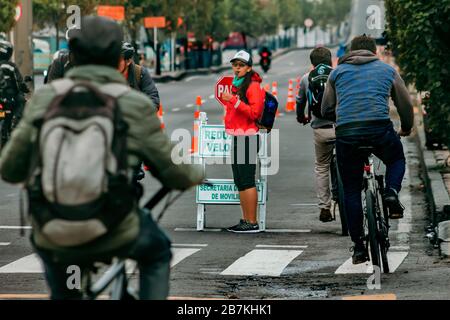 Der Bürgermeister von Bogotá ermöglicht einen speziellen Radweg, um den Transmilenio zu entschärfen, um die von Covid-19 verursachten Infektionen zu mildern Stockfoto