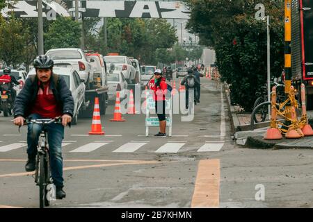 Der Bürgermeister von Bogotá ermöglicht einen speziellen Radweg, um den Transmilenio zu entschärfen, um die von Covid-19 verursachten Infektionen zu mildern Stockfoto