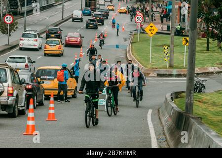 Der Bürgermeister von Bogotá ermöglicht einen speziellen Radweg, um den Transmilenio zu entschärfen, um die von Covid-19 verursachten Infektionen zu mildern Stockfoto