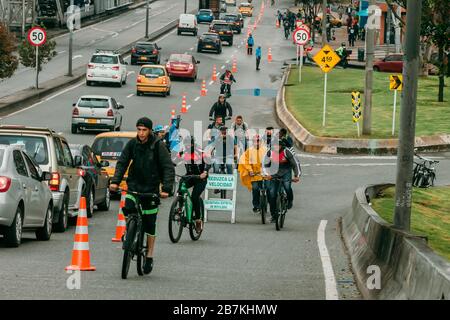 Der Bürgermeister von Bogotá ermöglicht einen speziellen Radweg, um den Transmilenio zu entschärfen, um die von Covid-19 verursachten Infektionen zu mildern Stockfoto