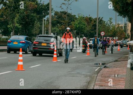 Der Bürgermeister von Bogotá ermöglicht einen speziellen Radweg, um den Transmilenio zu entschärfen, um die von Covid-19 verursachten Infektionen zu mildern Stockfoto