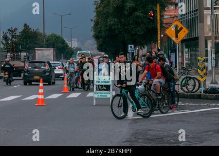 Der Bürgermeister von Bogotá ermöglicht einen speziellen Radweg, um den Transmilenio zu entschärfen, um die von Covid-19 verursachten Infektionen zu mildern Stockfoto