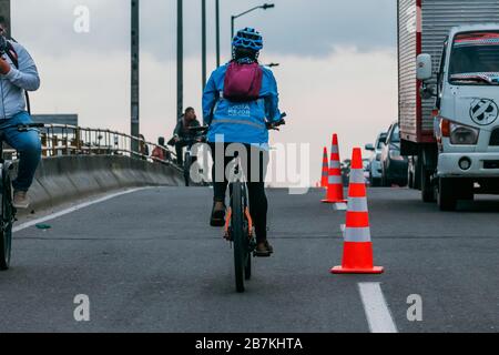 Der Bürgermeister von Bogotá ermöglicht einen speziellen Radweg, um den Transmilenio zu entschärfen, um die von Covid-19 verursachten Infektionen zu mildern Stockfoto