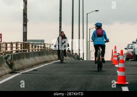 Der Bürgermeister von Bogotá ermöglicht einen speziellen Radweg, um den Transmilenio zu entschärfen, um die von Covid-19 verursachten Infektionen zu mildern Stockfoto