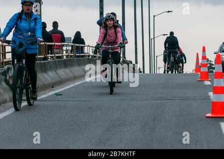 Der Bürgermeister von Bogotá ermöglicht einen speziellen Radweg, um den Transmilenio zu entschärfen, um die von Covid-19 verursachten Infektionen zu mildern Stockfoto