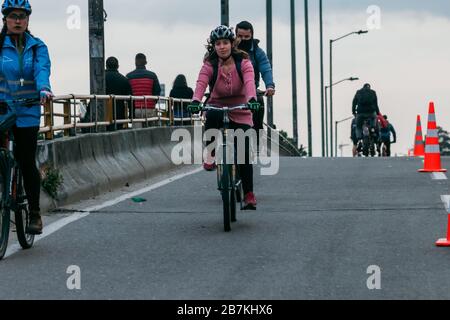 Der Bürgermeister von Bogotá ermöglicht einen speziellen Radweg, um den Transmilenio zu entschärfen, um die von Covid-19 verursachten Infektionen zu mildern Stockfoto