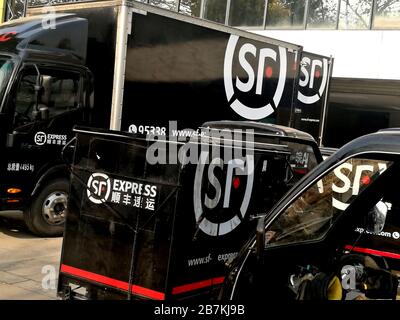 In diesem nicht lokalisierten Foto sind mehrere Lieferwagen, auf denen sich Logos von SF Express befinden, einem chinesischen Lieferdienstleistungsunternehmen mit Sitz in Shenzhen, sh Stockfoto