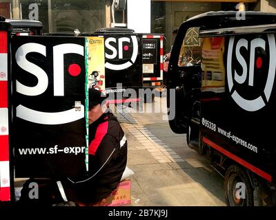 In diesem nicht lokalisierten Foto sind mehrere Lieferwagen, auf denen sich Logos von SF Express befinden, einem chinesischen Lieferdienstleistungsunternehmen mit Sitz in Shenzhen, sh Stockfoto