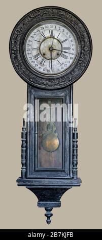 Antike Wanduhr mit Schaukel. Pendeluhr auf isoliertem beigefarbenem Hintergrund mit Beschneidungspfad. Stockfoto