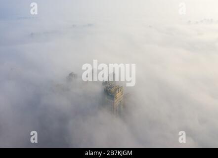 Wolkenkratzer sind vom Nebel in der Stadt Huaibei, der ostchinesischen Provinz Anhui, am 12. Februar 2020, umgeben. Stockfoto