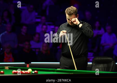 Shaun Murphy aus England hält einen Schuss an Judd Trump aus England beim Viertelfinale der Welsh Open 2020 in Cardiff, Großbritannien, am 14. Februar für möglich Stockfoto