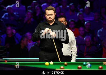 Shaun Murphy aus England hält einen Schuss an Judd Trump aus England beim Viertelfinale der Welsh Open 2020 in Cardiff, Großbritannien, am 14. Februar für möglich Stockfoto