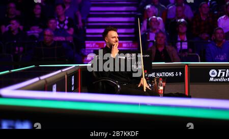 Judd Trump aus England hält einen Schuss an Shaun Murphy aus England beim Viertelfinale der Welsh Open 2020 in Cardiff, Großbritannien, am 14. Februar für möglich Stockfoto