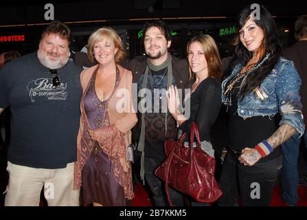 Phil Margera, April Margera, Bam Margera, Missy Rothstein und Gast bei der Weltpremiere von "Jackass Nummer zwei", die im Grauman's Mann Chinese Theatre in Hollywood, CA, veranstaltet wird. Die Veranstaltung fand am Donnerstag, den 21. September 2006 statt. Foto von: SBM / PictureLux - Aktenzeichen # 33984-7068SBMPLX Stockfoto