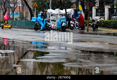 Die Lieferer stellen Lieferungen an die Abholstation für E-Commerce-Lieferungen an der Bajiao Road in Peking, China, am 14. Februar 2020. Stockfoto