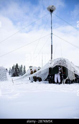 U.S. Marines formierten sich als Electronic Warfare Support Team (EWST) mit 2nd Radio Battalion, II Marine Expeditionary Force Information Group, und vertraten speziell modifizierte Bandvagns, die neben Soldaten der norwegischen Armee mit Electronic Warfare Company, Military Intelligence Battalion, in der Nähe von Setermoen, Norwegen, am 14. März 2020 ausgestattet waren. EWSTs arbeiten mit Soldaten der Electronic Warfare Company zusammen, um interoperable elektronische Kriegsführungsfähigkeiten zu verbessern und ein Verbündetes Team zu schaffen, das in strengen Bedingungen und Umgebungen operieren kann. (USA Foto des Marine Corps von 2nd LT Ben Colyer) Stockfoto