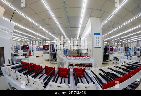 Arbeiter, die in einem High-Tech-Unternehmen Schutzkleidung tragen, nachdem sie lange Ferien auf dem Frühlingsfest im Kreis Sihong, Suqian City, im Osten Chinas Jiangs, verbracht haben Stockfoto