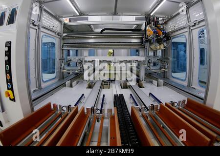 Arbeiter, die in einem High-Tech-Unternehmen Schutzkleidung tragen, nachdem sie lange Ferien auf dem Frühlingsfest im Kreis Sihong, Suqian City, im Osten Chinas Jiangs, verbracht haben Stockfoto