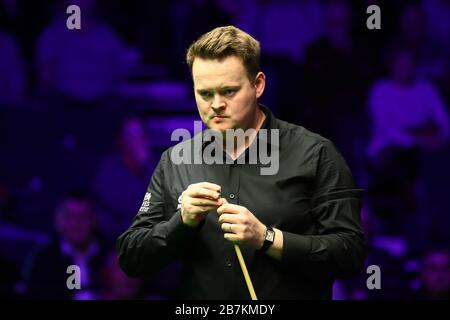 Shaun Murphy aus England hält einen Schuss an Kyren Wilson aus England beim Finale der Welsh Open 2020 in Cardiff, Großbritannien, am 16. Februar 2020 für möglich. Stockfoto