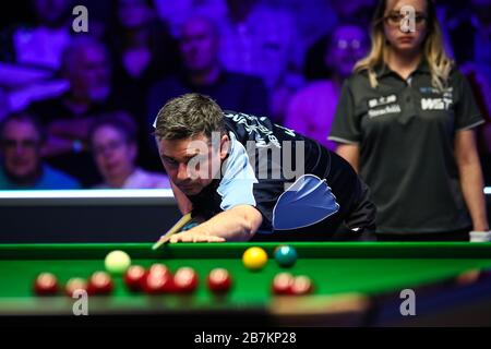 Alan McManus aus Schottland spielt einen Schuss an Ronald Antonio O'Sullivan aus England bei der zweiten Runde des Snookerschießens 2020 in Watford, dem Vereinigten Kin Stockfoto