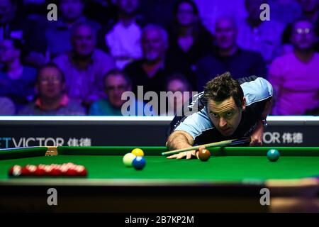 Ronald Antonio O'Sullivan aus England spielt beim zweiten Snookerschießen 2020 in Watford, dem Vereinigten Kin, einen Schuss auf Alan McManus aus Schottland Stockfoto