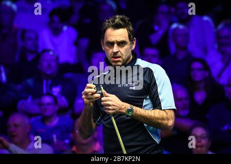 Ronald Antonio O'Sullivan aus England spielt beim zweiten Snookerschießen 2020 in Watford, dem Vereinigten Kin, einen Schuss auf Alan McManus aus Schottland Stockfoto