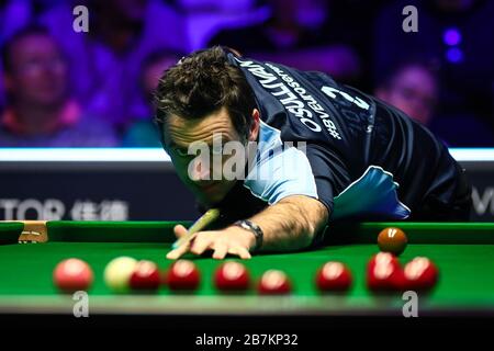 Ronald Antonio O'Sullivan aus England spielt beim zweiten Snookerschießen 2020 in Watford, dem Vereinigten Kin, einen Schuss auf Alan McManus aus Schottland Stockfoto