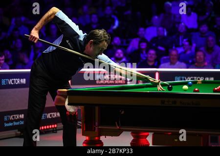 Ronald Antonio O'Sullivan aus England spielt beim zweiten Snookerschießen 2020 in Watford, dem Vereinigten Kin, einen Schuss auf Alan McManus aus Schottland Stockfoto