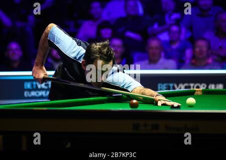 Ronald Antonio O'Sullivan aus England spielt beim zweiten Snookerschießen 2020 in Watford, dem Vereinigten Kin, einen Schuss auf Alan McManus aus Schottland Stockfoto