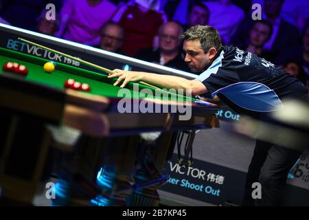 Alan McManus aus Schottland spielt einen Schuss an Ronald Antonio O'Sullivan aus England bei der zweiten Runde des Snookerschießens 2020 in Watford, dem Vereinigten Kin Stockfoto