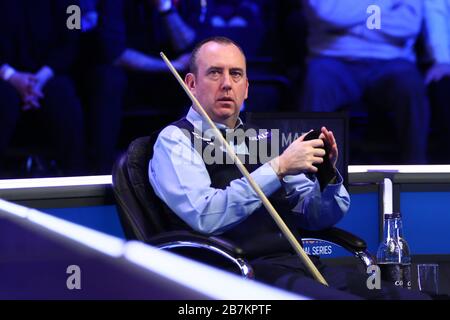 Mark Williams of Wales hält einen Schuss auf Mark Selby aus England bei der ersten Runde der Player-Meisterschaft 2020 in Southport, Großbritannien, 24 Stockfoto