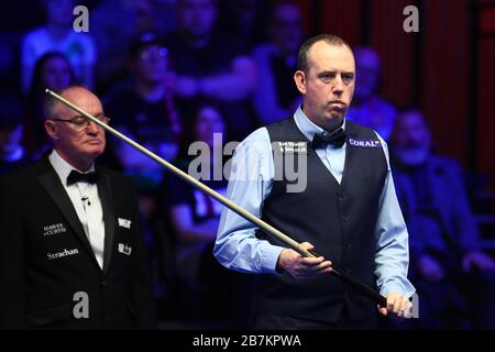Mark Williams of Wales hält einen Schuss auf Mark Selby aus England bei der ersten Runde der Player-Meisterschaft 2020 in Southport, Großbritannien, 24 Stockfoto