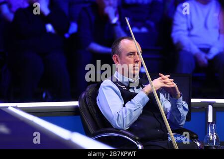 Mark Williams of Wales hält einen Schuss auf Mark Selby aus England bei der ersten Runde der Player-Meisterschaft 2020 in Southport, Großbritannien, 24 Stockfoto