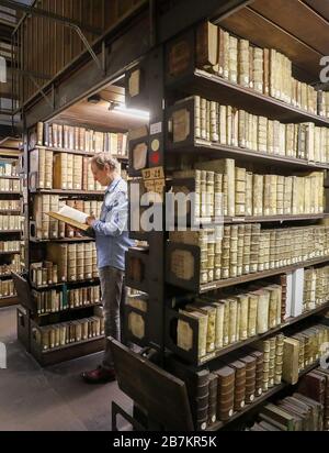 05. Februar 2020, Sachsen, Zwickau: In der Zeitschrift ist der Leiter der ratsschulbibliothek, Lutz-Mahnke. Mit einer Sammlung ab 1498 ist sie eine der ältesten öffentlichen wissenschaftlichen Bibliotheken Deutschlands. Mit seinen zahlreichen Drucken und Autogrammen aus der Zeit der Reformation gilt sie auch unter Fachleuten der Reformationsgeschichte als Schatz. Der Bestand umfasst derzeit etwa 250.000 Manuskripte und Drucke. Seine alten Bestände sind aufgrund der Menge und vor allem wegen der vielen einzigartigen Exemplare von nationaler Bedeutung. (Zu dpa "alles außer Staub: Zwickauer Ratsschul Stockfoto