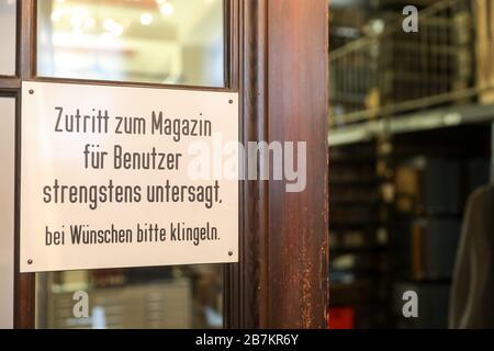 05. Februar 2020, Sachsen, Zwickau: Ein Schild warnt davor, mit dem historischen Bestand in den Lagerraum der ratsschulbibliothek einzudringen. Mit einer Sammlung ab 1498 ist sie eine der ältesten öffentlichen akademischen Bibliotheken Deutschlands. Mit seinen zahlreichen Drucken und Autogrammen aus der Zeit der Reformation gilt sie auch unter Fachleuten der Reformationsgeschichte als Schatz. Der Bestand umfasst derzeit etwa 250.000 Manuskripte und Drucke. Seine alten Bestände sind aufgrund der Menge und vor allem wegen der vielen einzigartigen Exemplare von nationaler Bedeutung. (Zu dpa "alles Stockfoto