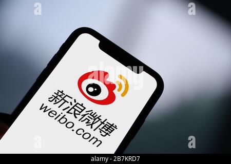 Kreatives Foto: Das Logo von Sina Weibo, einer chinesischen Microblogging-Website (weibo) ähnlich wie Twitter, wird auf einem Smartphone gezeigt, wie der Besitzer es verwendet. Stockfoto