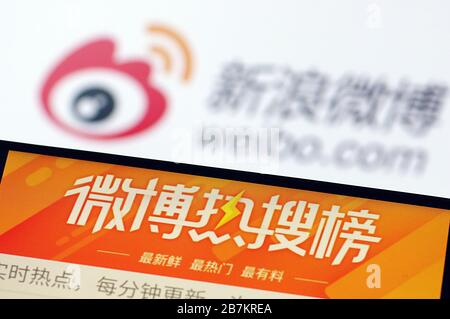 Kreatives Foto: Das Logo von Sina Weibo, einer chinesischen Microblogging-Website (weibo) ähnlich wie Twitter, wird auf einem Smartphone gezeigt, wie der Besitzer es verwendet. Stockfoto