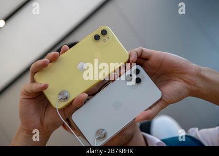 In diesem nicht lokalisierten Foto drängen sich die Kunden in einen Apple Store und erleben die neu eingeführte iPhone 11-Serie, den 27. September 2019. *** Lokale Beschriftung * Stockfoto