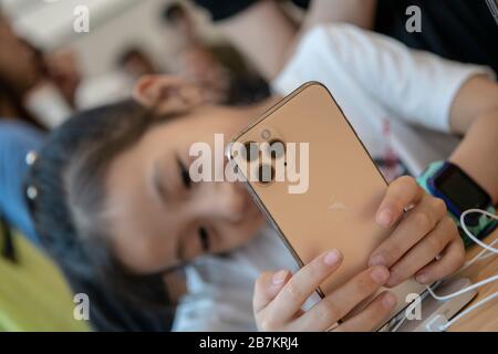 In diesem nicht lokalisierten Foto drängen sich die Kunden in einen Apple Store und erleben die neu eingeführte iPhone 11-Serie, den 27. September 2019. *** Lokale Beschriftung * Stockfoto