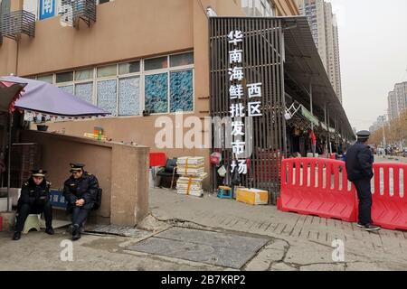 Blick auf den geschlossenen Wuhan Huanan-Großhandelsmarkt für Meeresfrüchte in Hankou, Wuhan City, der zentralchinesischen Provinz Hubei, 1. Januar 2020. Stockfoto