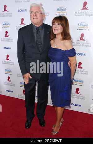 Phil Donahue und Marlo Thomas auf der "Runway for Life", die dem St. Jude Children's Research Hospital zugute kommen, gesponsert von Disneys "The Little Mermaid"-DVD und der Conair Corporation, die im Beverly Hilton Hotel in Beverly Hills, CA, veranstaltet werden. Die Veranstaltung fand am Freitag, den 15. September 2006 statt. Foto von: SBM / PictureLux - Aktenzeichen # 33984-6716SBMPLX Stockfoto