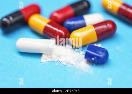 Kapselpille / viele bunte verschiedene Medikamente Kapselmedikamente Konzept Stockfoto
