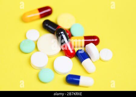 Kapselpille / viele bunte verschiedene Medikamente Kapselmedikamente Konzept Stockfoto