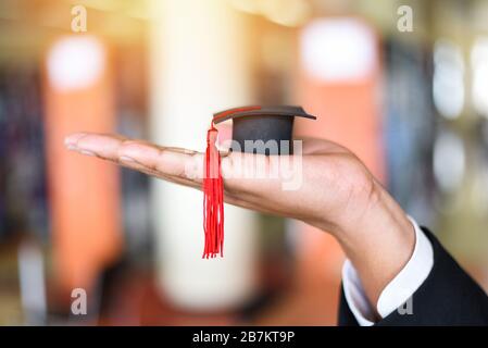 Wirtschaftsmann oder Student mit Abschlussdiplomierung gratulierte den Absolventen der Bibliothek an der Universität/Graduierung Ausbildung Stockfoto