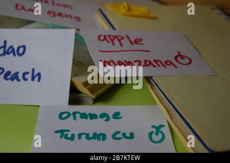 Manzana schreiben Sie auf eine Haftnotiz, die am Office Desk isoliert ist. Lernen Sie Spanisch Sprachkonzept Stockfoto