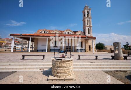Der Blick auf den Brunnen auf dem Platz vor der Kirche, die dem Apostel und Evangelisten Lucas im Dorf Kolossi gewidmet ist. Limassol District. Zypern Stockfoto