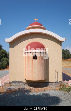 Die kleine private orthodoxe Kirche in der Nähe der Burg Kolossi im Dorf Kolossi. Limassol District. Zypern Stockfoto