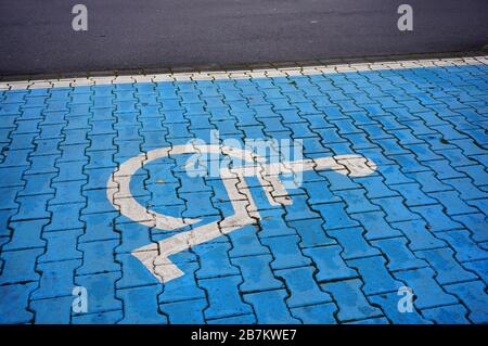 Nahaufnahme des Behinderten-Symbols auf dem Blauer Pflastersteinboden Stockfoto