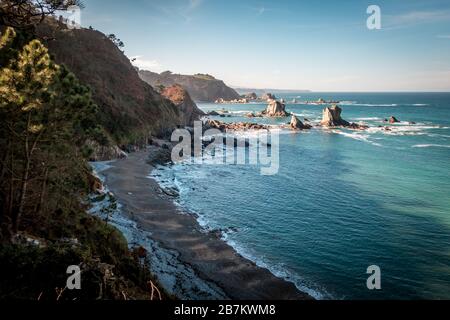 High-Angle-Aufnahme eines wunderschönen Silence-Strandes in Castañeras, Asturien, Spanien Stockfoto